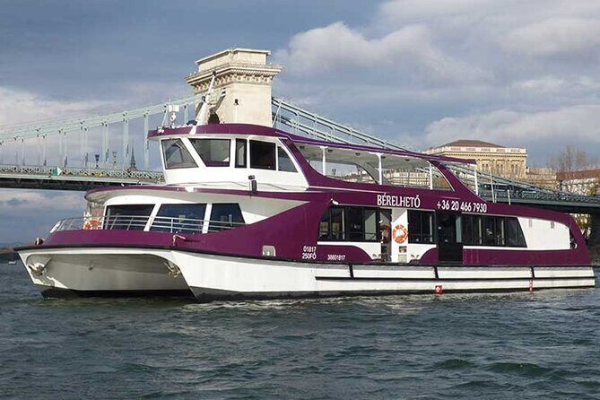 Budapest Danube Pizza Cruise with Welcome Drink - The onboard vibe: music, tables, and a little patience