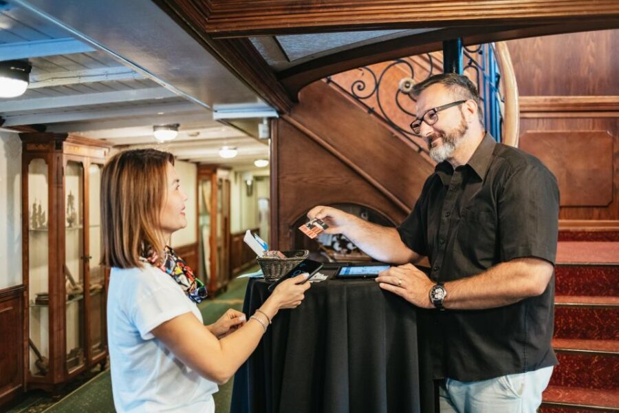 Budapest: Danube River Cruise with Dinner and Prosecco - Should you book this Danube Dinner and Prosecco cruise?