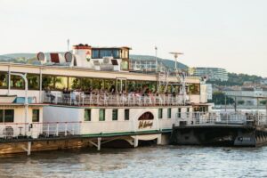 Budapest: Danube River Cruise with Dinner and Prosecco - Entering the Gróf Széchenyi paddle steamer mood