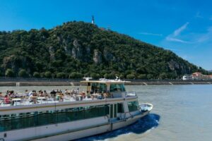 Budapest: Day or Night River Cruise on Panoramic Boat - Getting To Vigadó tér Dock 6 (Jane Haining rakpart) Without Wasting Time