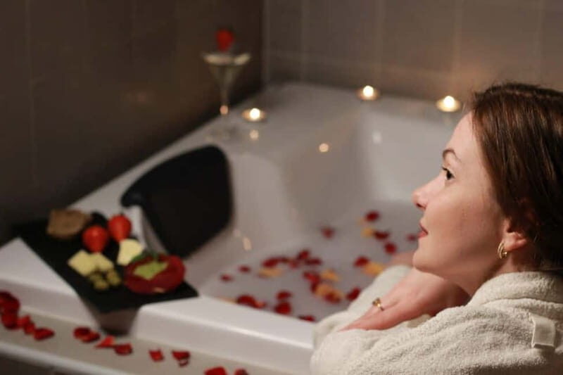 BUDAPEST, Day Spa : Couples Massage with Roses Bubble Bath - 60 Minutes of Couples Massage with Palo Santo Prep