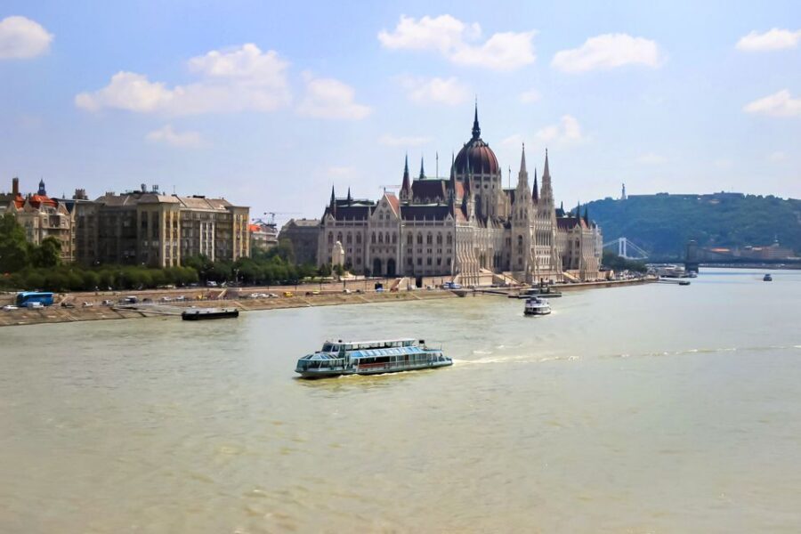 Budapest: Daytime Sightseeing Boat Cruise - Boat Comfort, Photo Angles, and Where to Sit