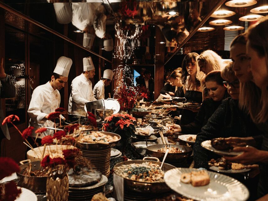 Budapest: Dinner Cruise with Live Music and Unlimited Drinks - Boarding flow and small annoyances: how to keep it smooth