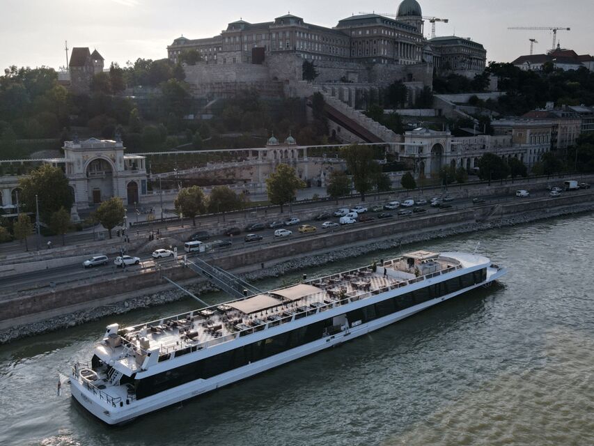 Budapest: Dinner Cruise with Live Music and Unlimited Drinks - Price and value: is $113 worth it?