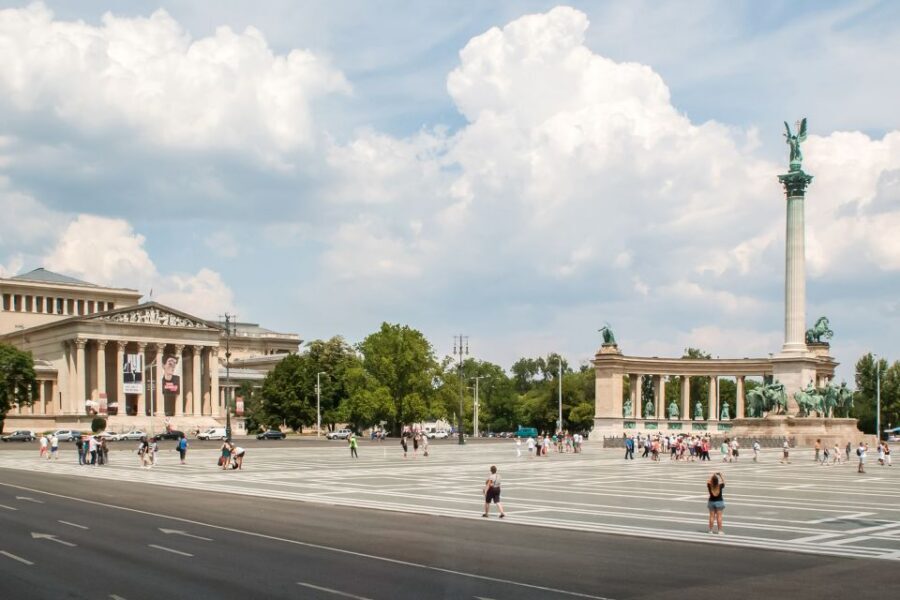 Budapest: Floating Bus Tour by Land and Water - Meeting at Széchenyi István Square 7 Without Stress