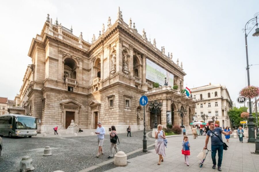 Budapest: Guided City Discovery Bike Tour - Who should book this Budapest bike tour
