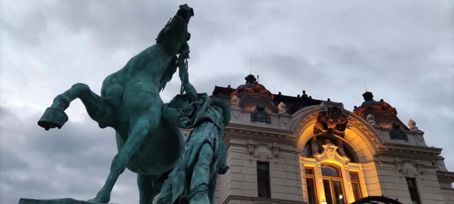 Budapest: Guided City Walking Tour in Buda and Pest - Who you’ll be walking with: Gábor’s guide style and Q&A pace