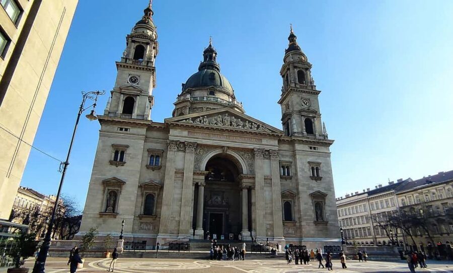 Budapest: Guided City Walking Tour in Buda and Pest - Meeting at Szent István tér and beginning with St Stephen’s Basilica