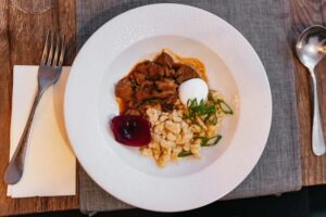 Budapest: Guided Foodie Walking Tour with Food and Drinks - Getting your bearings at Kazinczy Street Synagogue
