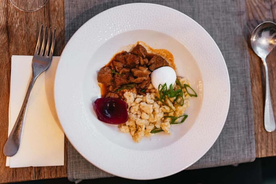Budapest: Guided Foodie Walking Tour with Food and Drinks - Getting your bearings at Kazinczy Street Synagogue