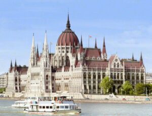 Budapest: Guided Tour of the Parliament Building in Spanish - Panoramic views that actually help your photos and your sense of place