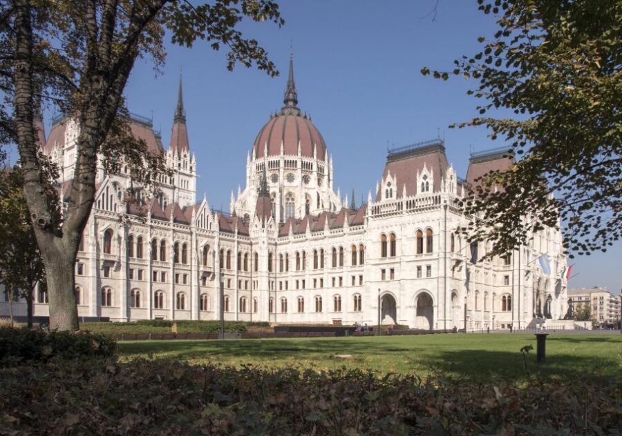Budapest: Guided Walking Tour of Pest - Walking toward the Danube: Chain Bridge and classic Budapest views