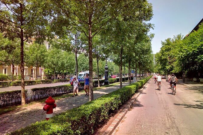 Budapest Highlights Bike Tour with a local guide - Pace, distance, and the e-bike option