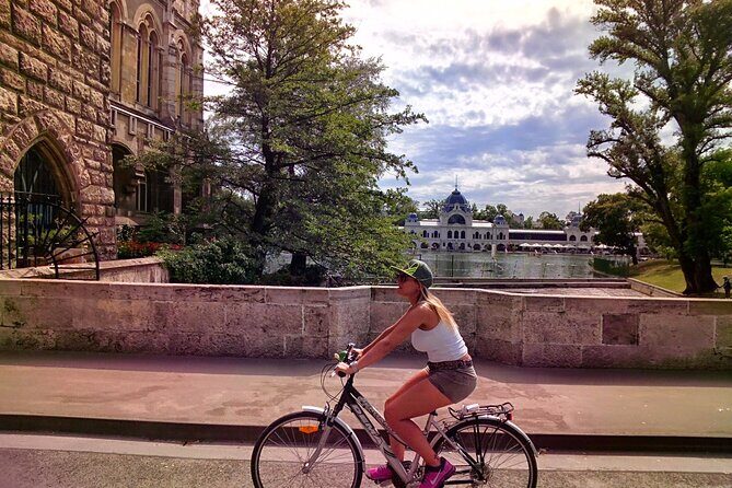 Budapest Highlights Bike Tour with a local guide - Meeting at Rumbach Sebestyén u. 10 and settling into the ride