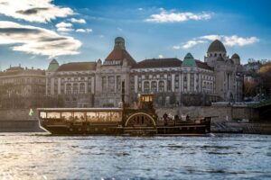 Budapest: Historic Cruise with Welcome Drink - Photo and seat strategy on a first-come boat