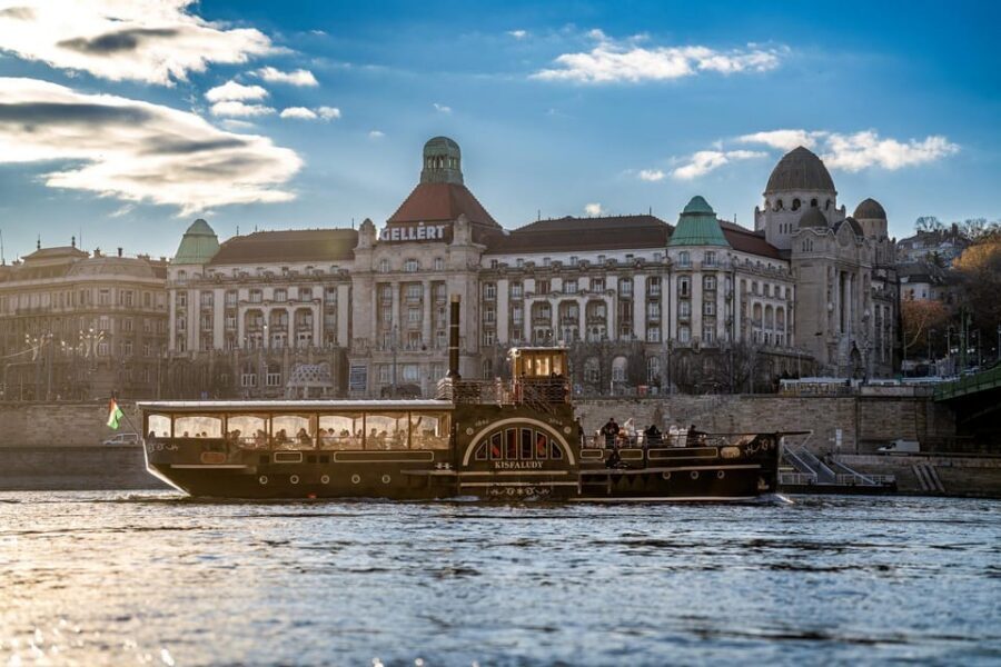 Budapest: Historic Cruise with Welcome Drink - Photo and seat strategy on a first-come boat