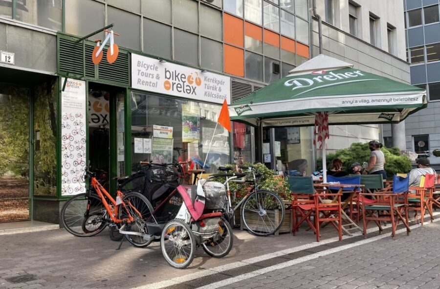 Budapest: Historic Downtown Bicycle Ride with Scenic Views - The return loop through Pest: Market Hall, National Museum, and the Synagogue welcome