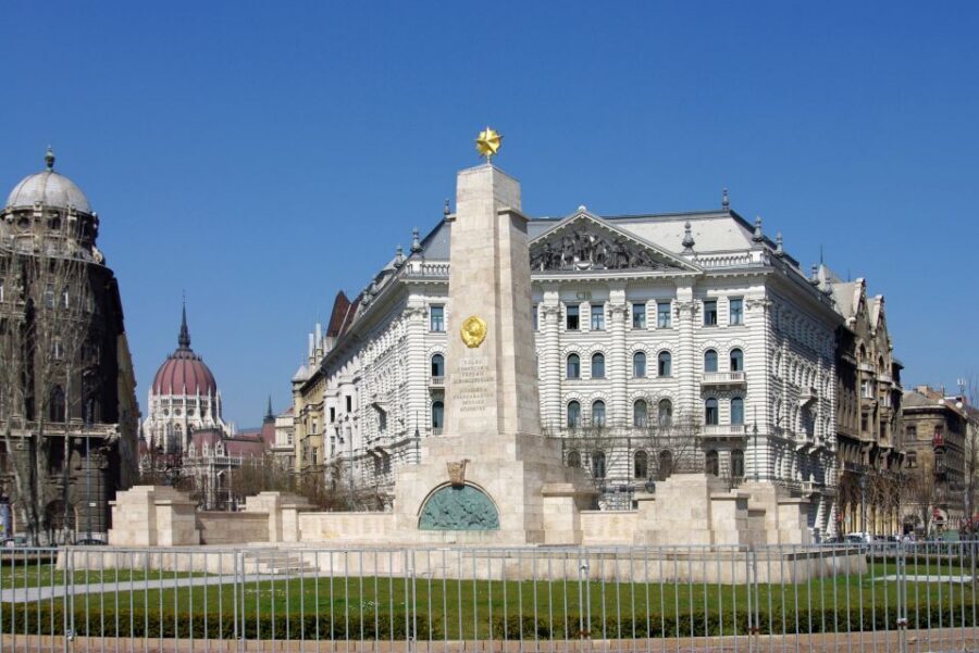 Budapest: Inner City Walking Tour in German - Kossuth Square and the Hungarian Parliament Building: The Story Behind the Setting