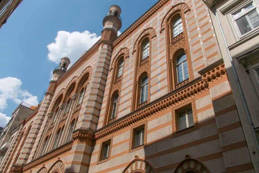 Budapest: Jewish Heritage Walking Tour with Historian Guide - Rumbach Street Synagogue: the art and the atmosphere of a working landmark