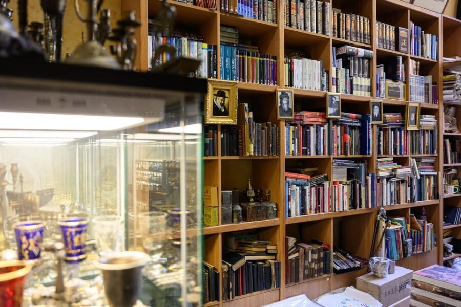 Budapest: Jewish History with Local Guide & Synagogue Ticket - Dohány Street Synagogue Area and the Story Behind the Stones