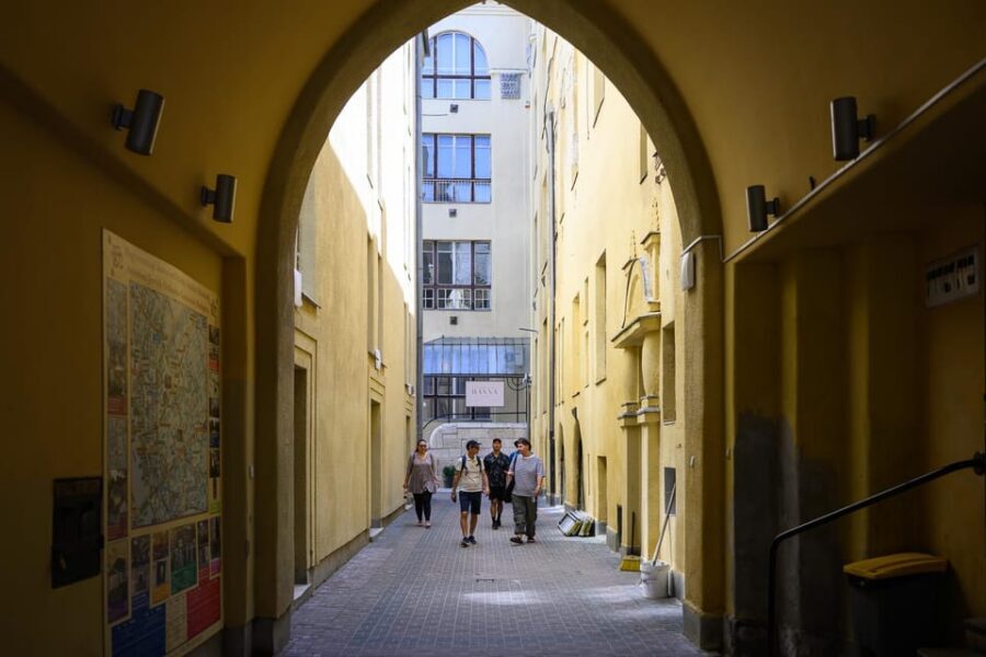 Budapest: Jewish History with Local Guide & Synagogue Ticket - Jewish Quarter and the Guided Streetside Context