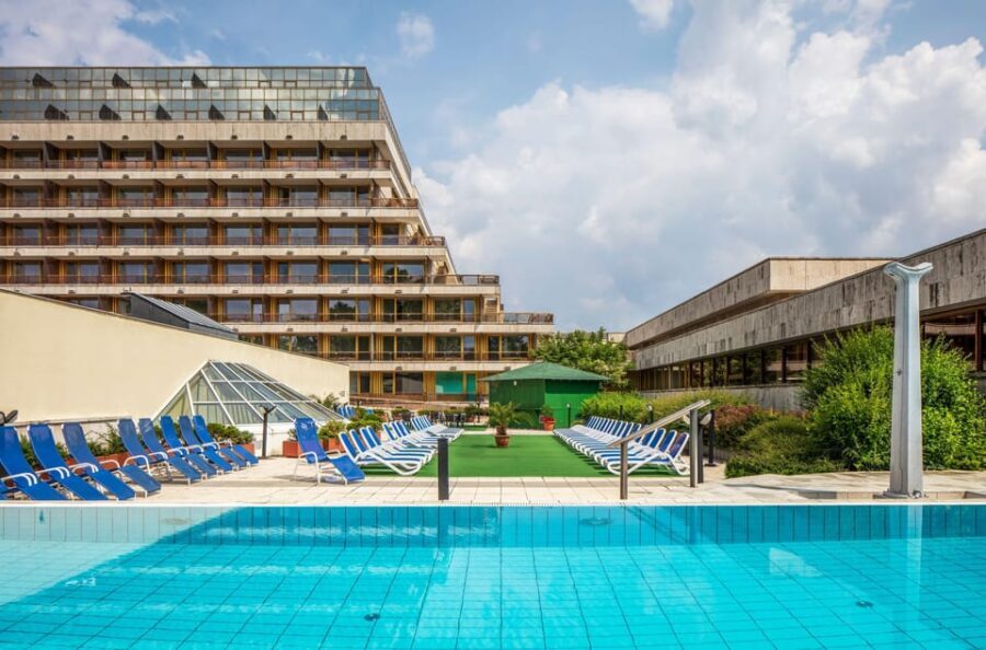 Budapest: Margaret Island Day Spa Entry Ticket - Outdoor pool in summer season: what changes when it’s outside