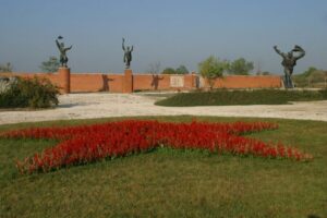 Budapest: Memento Park Ticket - Stalin’s Grandstand replica: your first big visual lesson