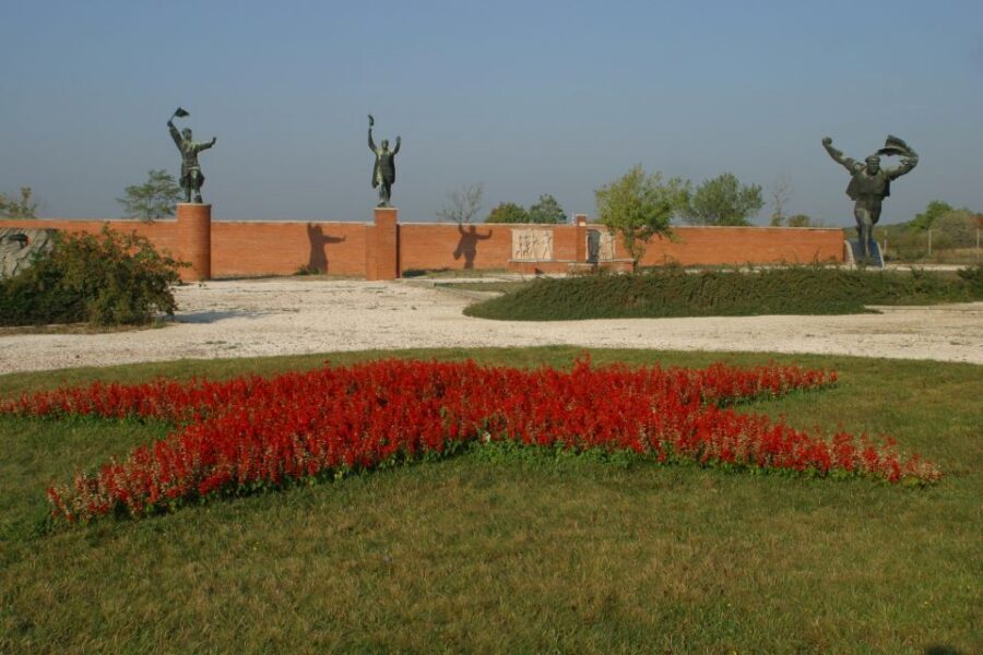 Budapest: Memento Park Ticket - Stalin’s Grandstand replica: your first big visual lesson