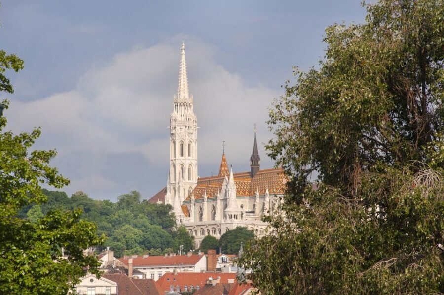 Budapest: Multilingual Highlights Tour - Guides Are the Real Variable: What You Can Expect from a Pro