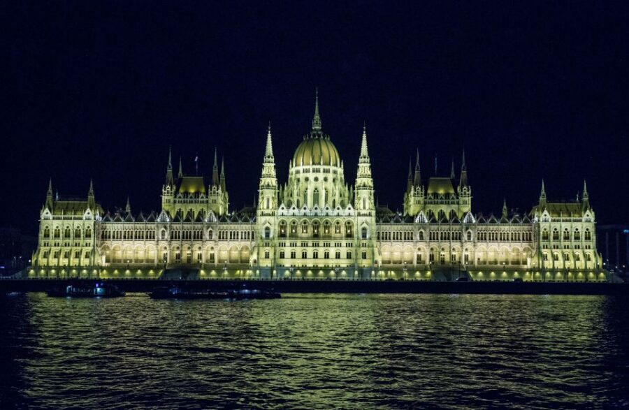 Budapest: Night Walking Tour with Danube River Cruise - Chain Bridge and the Danube Promenade: the views that earn the effort