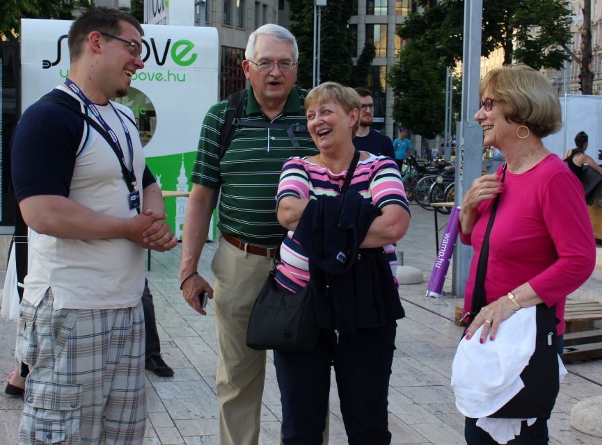 Budapest: Night Walking Tour with Danube River Cruise - A quick pause before the riverfront crescendo