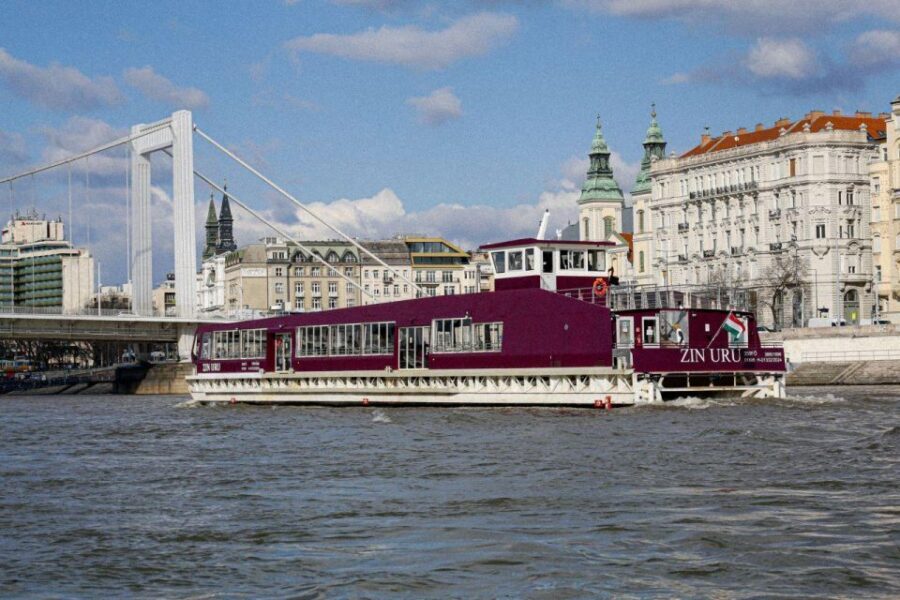 Budapest: Nighttime or Daytime Sightseeing Cruise - Bridge-hopping route: Chain, Elizabeth, and Liberty views
