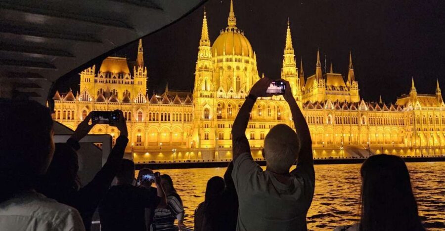 Budapest: Nighttime or Daytime Sightseeing Cruise - Onboard comfort, audio screens, and buying snacks