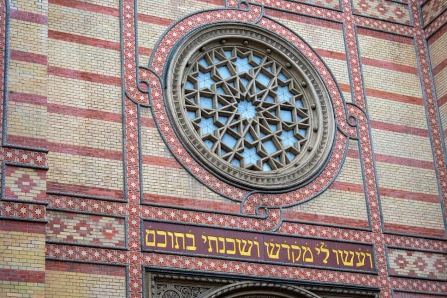 Budapest Old Jewish Quarter History Private Walking Tour - Starting Near the Sissi Statue: Getting Oriented Fast