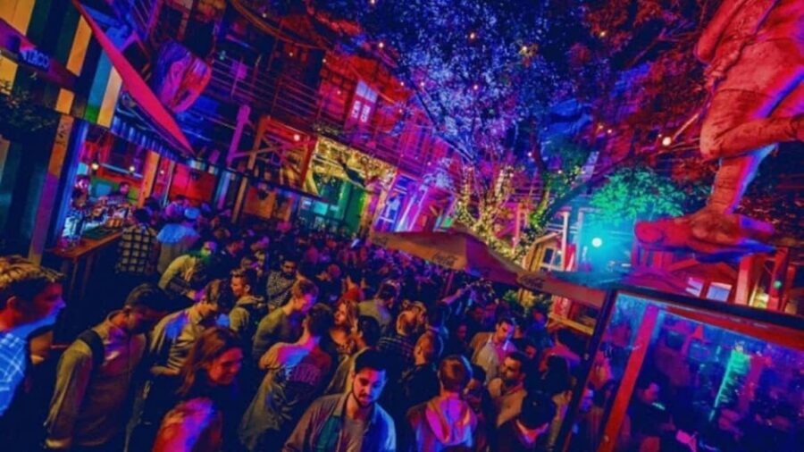 Budapest: Party District Bar-Hop with 2hr Unlimited Drinks - Instant-Fogas VIP entry: the payoff for your time