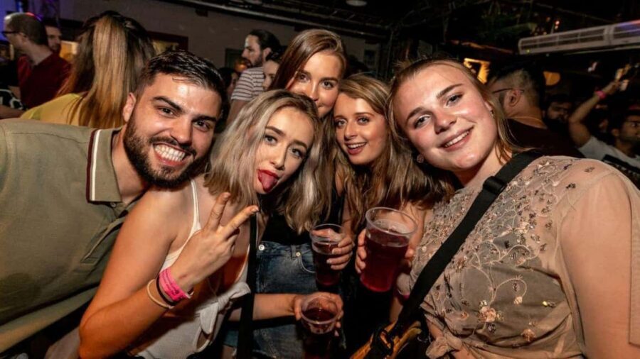 Budapest: Party District Bar-Hop with 2hr Unlimited Drinks - Group size rules: what happens if you’re in a big party
