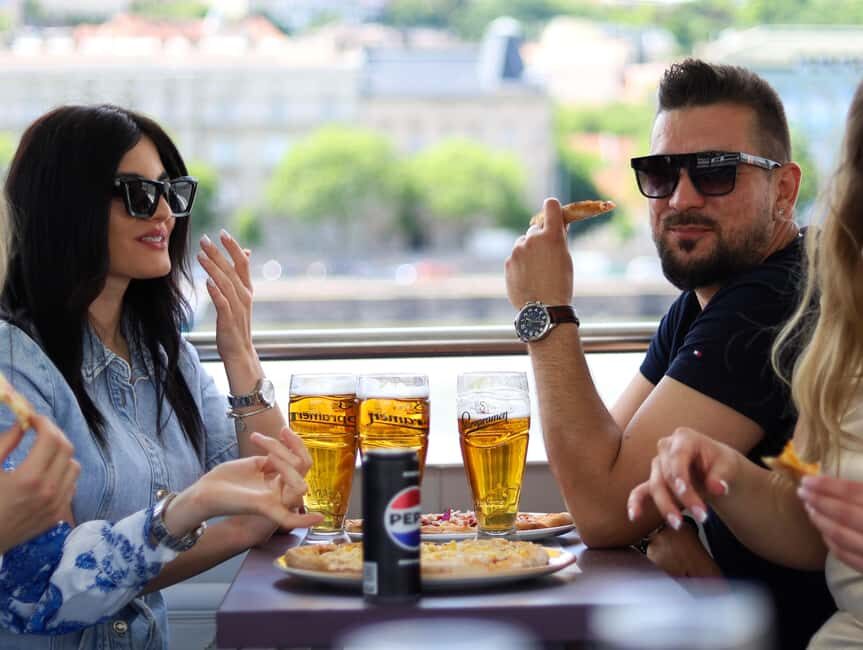 Budapest: Pizza Cruise - Inside vs outside: how to choose your seat level