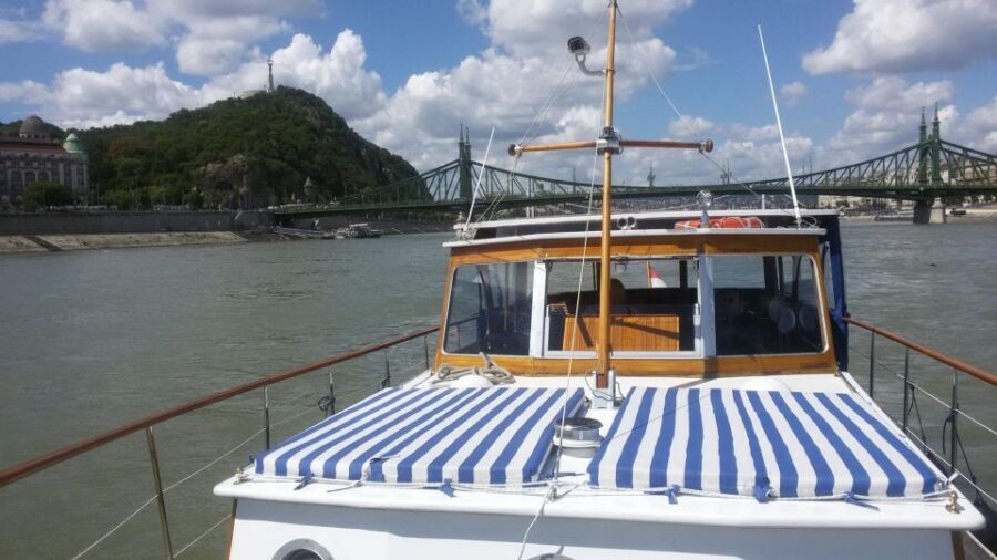 Budapest: Private Danube Yacht Cruise with Welcome Drink - Welcome Drink, Snacks, and Gourmet Meal Options on Board