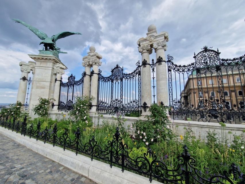 Budapest: private deluxe tour with a native, in Spanish - Buda Castle area: Matthias Church and Fisherman’s Bastion views