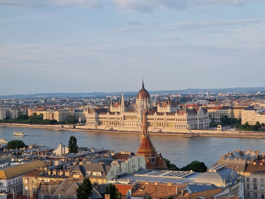 Budapest: private deluxe tour with a native, in Spanish - Pickup, deluxe car comfort, and how to avoid wasting time