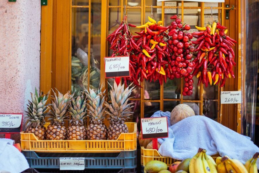 Budapest: Private Food Tour – 10 Tastings with Locals - Szimpla Kert: food, drinks, and ruin-bar energy