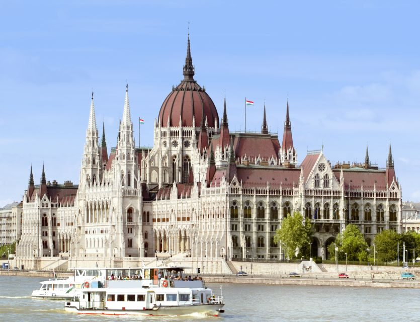 Budapest: Private Walking Tour of City with Spanish Guide - Key things that make this tour work