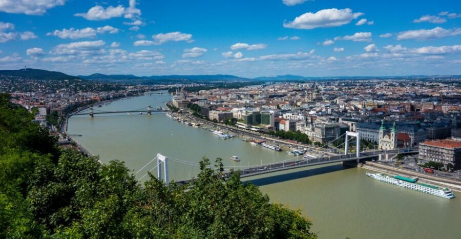 Budapest: Private Walking Tour of City with Spanish Guide - Private, Spanish-only, and paced to your feet