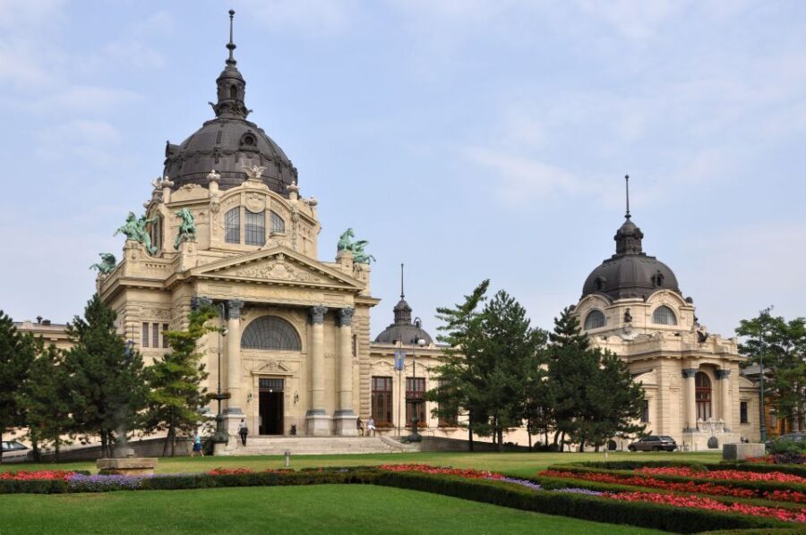 Budapest: Private Walking Tour of City with Spanish Guide - Guide quality in Spanish: clear explanations, real flexibility