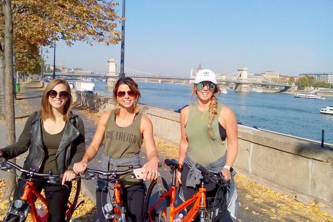 Budapest relaxed bicycle tour at sunset - Vörösmarty and Elisabeth-Platz return: city energy without losing the route