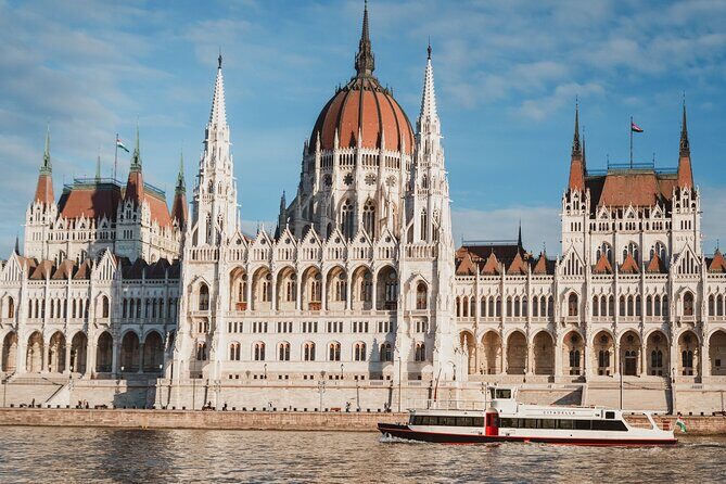 Budapest River Cruise with 1 Free Tokaj Frizzante and Audio Guide - Chain Bridge and Parliament: the two most photo-friendly anchors
