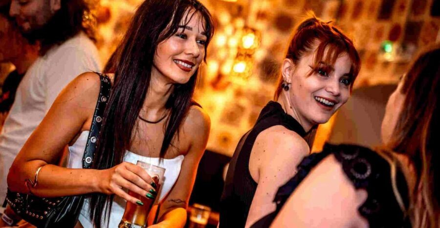 Budapest: Ruin Bar Pub Crawl with Entry Tickets - Getting started at Becketts: meeting your guide and the group