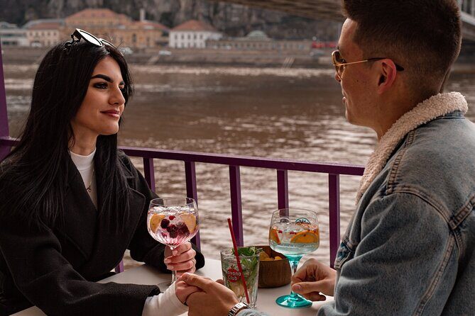 Budapest Sightseeing with Drink Included - A 60-minute Danube cruise that fits your first night