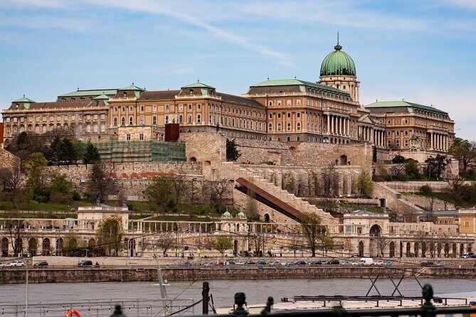 Budapest Sightseeing with Drink Included - Onboard comfort and seating: drink perk, heat, and where to stand