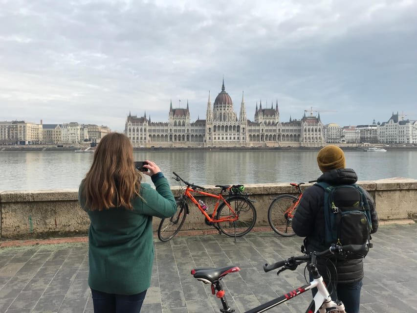 Budapest: Sunset guided bicycle ride - Batthyány Square and the Danube bicycle trail: the view becomes the guide
